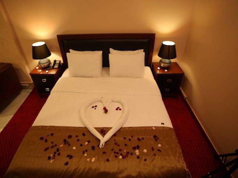 Queens Land Hotel Jounieh Eksteriør billede